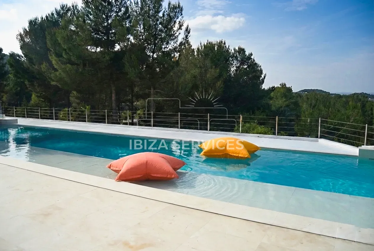 Foto 12 van FOR SALE A STUNNING MODERN VILLA WITH TOURISTIC LICENCE & HUDGE PLOT