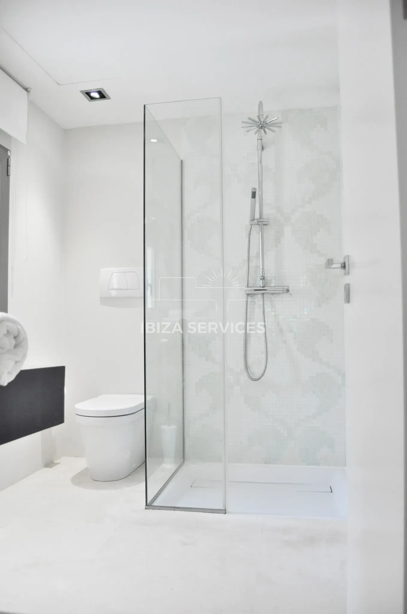 Foto 17 van FOR SALE A STUNNING MODERN VILLA WITH TOURISTIC LICENCE & HUDGE PLOT